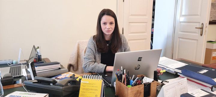 Marta, la collaboratrice du maire de Lviv, confie en français le 16 mars 2022 : "On est là chaque jour, même le week-end. C'est vraiment une situation d'urgence." (SANDRINE ETOA-ANDEGUE / RADIO FRANCE)