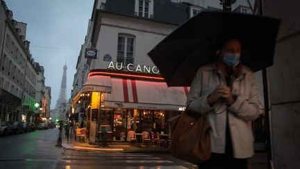 Dans une rue de Paris, le 5 octobre 2020 (photo d'illustration). (PHILIPPE DE POULPIQUET / MAXPPP)