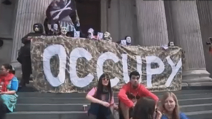 Les militants du mouvement Occupy refont parler d'eux &agrave; Londres, o&ugrave; ils ont occup&eacute; samedi 12 mai 2012 les abords du London Stock Exchange et de la cath&eacute;drale Saint-Paul, sous bonne garde. (CAPTURE D'ÉCRAN / REUTERS)