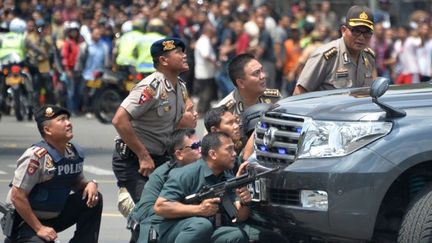 La police indonésienne en action, lors de l'attentat du 14 janvier 2015 à Jakarta. (BAY ISMOYO / AFP)