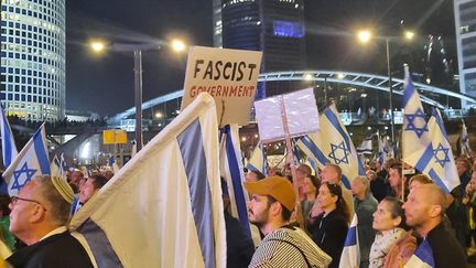 Des manifestants contre le projet de réforme de la Justice, à Tel Aviv, le 4 mars 2023. (FREDERIC METEZEAU / RADIO FRANCE)