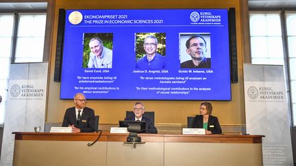 David Card, de l'université de Californie, Joshua D. Angrist, du Massachusetts Institute of Technology, et Guido W. Imbens, de l'Université de Stanford, sont récompensés pour le prix Nobel de l'Economie.&nbsp; (CLAUDIO BRESCIANI / TT NEWS AGENCY / AFP)