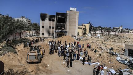 Les équipes de la défense civile de la bande de Gaza interviennent après la découverte de corps dans la cour d'un hôpital de Khan Younès (Gaza), le 21 avril 2024. (JEHAD ALSHRAFI / ANADOLU / AFP)