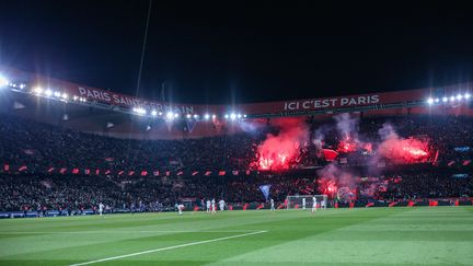 Les supporters du Paris-Saint-Germain utilisent des fumigènes lors de la réception de l'Olympique de Marseille, au Parc des Princes à Paris, le 25 février 2018. (AURELIEN MORISSARD / MAXPPP)