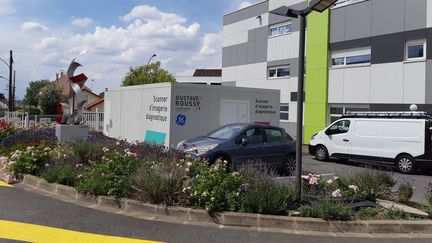 Le scanner de dépistage du coronavirus installé sur le parking de l'Institut Gustave Roussy, centre dédié au traitement du cancer, à Villejuif, jeudi 25 juin 2020. (SOLENNE LE HEN / RADIO FRANCE)