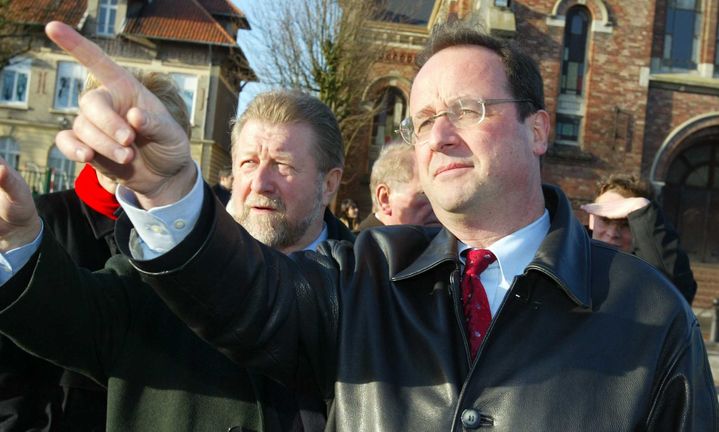 Le d&eacute;put&eacute;-maire de Li&eacute;vin, Jean-Pierre Kucheida, au c&ocirc;t&eacute; de Fran&ccedil;ois Hollande, le 29 janvier 2004 &agrave; Li&eacute;vin. (SYLVAIN LEFEVRE&nbsp;/ SIPA)