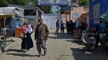 Dans les rues du quartier de&nbsp;Dasht-e-Barchi, à Kaboul (Afghanistan), près de l'hôpital, cible d'un attentat en 2021. (WAKIL KOHSAR / AFP)