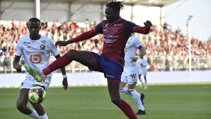 Mohamed Bayo, attaquant de Clermont Foot, contre Lille, le 26 octobre 2021 (THIERRY ZOCCOLAN / AFP)