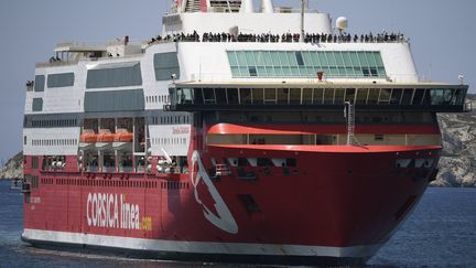 Le bateau "Danielle-Casanova" arrive dans le port de Marseille, le 2 juin 2020. (CHRISTOPHE SIMON / AFP)