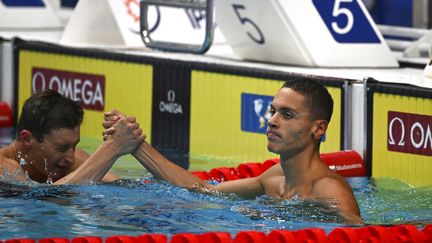 Au bout de l'effort, Maxime Grousset décroche l'argent sur 100 mètres nage libre derrière le Roumain David Popovici, couronné lors des Mondiaux de Budapest, le 22 juin 2022. (ANNA SZILAGYI / AP)