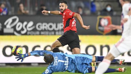 L'attaquant de Rennes Gaëtant Laborde ouvre le score pour son équipe en trompant Anthony Lopes, dans une soirée cauchemardesque pour les Lyonnais, le 7 novembre 2021. (MAXPPP)