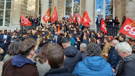 Plusieurs dizaines de collaborateurs parlementaires se sont rassemblés le 7 novembre devant l'Assemblée nationale pour dénoncer notamment leurs conditions de travail. (VICTORIA KOUSSA / RADIO FRANCE)