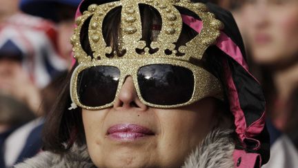 Elle n'a toutefois pas r&eacute;ussi &agrave; d&eacute;courager les milliers de groupies de la monarchie venus de tout le royaume pour acclamer leur reine. (DAVID MOIR / REUTERS)