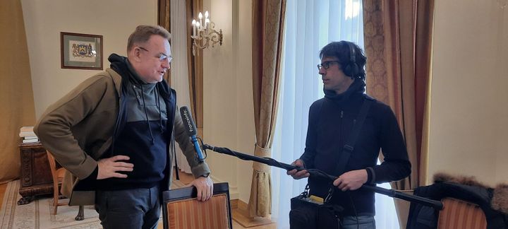 Andriy Sadovy, le maire de Lviv,&nbsp;dit être en contact permanent avec l’ambassade de France&nbsp;et en profite pour adresser un message à Emmanuel Macron, le 16 mars 2022. (SANDRINE ETOA-ANDEGUE / RADIO FRANCE)