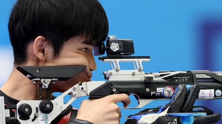 Lihao Sheng au tir à la carabine à 10 mètres lors de sa finale en duo avec Yuting Huang  pour la médaille d'or aux Jeux olympiques de Paris au centre de tir de Chateauroux le 27 juillet 2024. (ALAIN JOCARD / AFP)