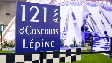 L'entrée du pavillon dédié au concours Lépine à la Foire de Paris, le 3 mai 2022. (BRUNO LEVESQUE / MAXPPP)