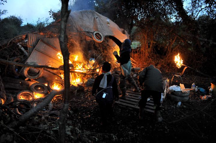 Les affrontements entre anti-a&eacute;roport et forces de l'ordre prennent des allures de gu&eacute;rilla dans les bocages nantais, le 25 octobre 2012. (SEBASTIEN SALOM-GOMIS / SIPA)