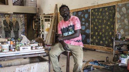 Le peintre Omar Ba pose dans son atelier de&nbsp;Sangalkam, au Sénégal, le 9 mai 2022 (JOHN WESSELS / AFP)