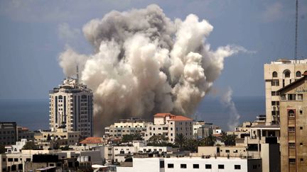 Un raid isra&eacute;lien sur la ville de Gaza, le 9 ao&ucirc;t 2014. (ASHRAF AMRA / ANADOLU AGENCY / AFP)