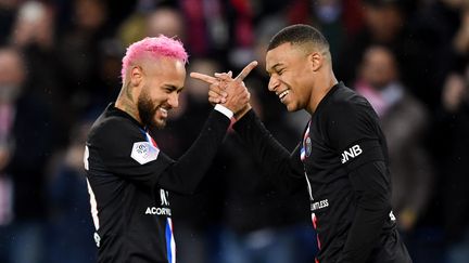 Neymar et Kylian Mbappe durant le match PSG-Montpellier, le 1er février 2020. (MARTIN BUREAU / AFP)