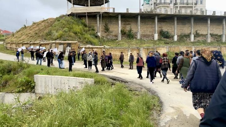 Les habitants du village Soyudlu, le 21 juin 2023, manifestent contre la construction d’un deuxième barrage et la répression de la manifestation de la veille. (Meydan TV)