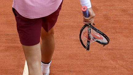 Les nerfs des joueurs de tennis sont souvent soumis à rude épreuve. La raquette de Grigor Dimitrov en a fait les frais, le 15 avril à Monte-Carlo. (VALERY HACHE / AFP)