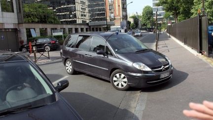 Voitures de police arrivant à la DCRI à Levallois et transportant des islamistes présumés interpellés en Ile-de-France (AFP - THOMAS COEX)