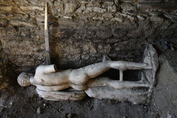 Une statue antique découverte le 4 juillet 2024 sur le site archéologique d'Heraclea Sintica, près de la ville de Petrich, en Bulgarie. (DOBRIN KASHAVELOV / AFP)