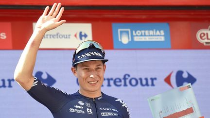 Jasper Philipsen sur le podium après avoir remporté la 2e étape de la Vuelta à Burgos, le 15 août 2021. (ANDER GILLENEA / AFP)