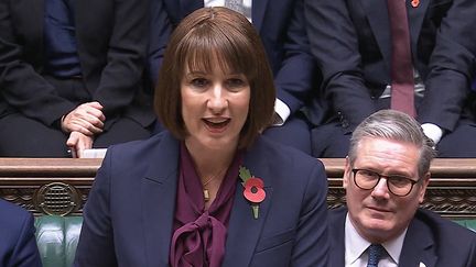 La chancelière de l'Échiquier, Rachel Reeves, et le Premier ministre britannique, Keir Starmer, au Parlement britannique à Londres (Royaume-Uni), le 30 octobre 2024. (AFP/PRU)