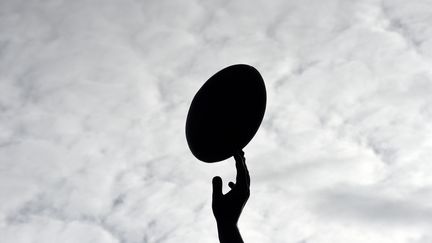 Silhouette d'un ballon de rugby (illustration). (FRANCK FIFE / AFP)