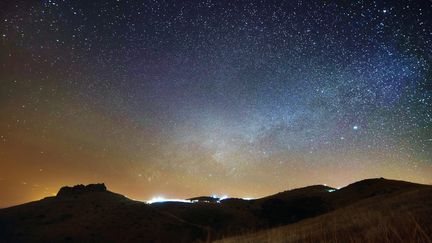 Des scientifiques américains ont publié, mercredi 20 janvier 2016, des éléments laissant penser à&nbsp;l'existence d'une neuvième planète dans notre système solaire.&nbsp; (MENDOWONG PHOTOGRAPHY / MOMENT RM / GETTY)