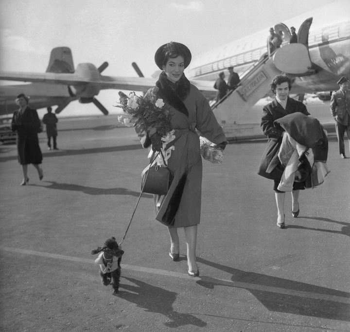 Maria Callas, ici avec son chien, vient d'atterrir à New York le 9 janvier 1959 depuis Milan pour se produire à Carnegie Hall et dans d'autres concerts américains. (BETTMANN)