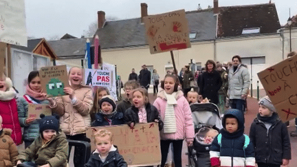 Les enseignants manifesteront mardi 6 février. Parmi les raisons de la colère, les probables fermetures de classes en zone rurale dans le cadre de la réforme de la carte scolaire. Ces dernières semaines, plusieurs communes se sont mobilisées pour protester contre ces fermetures comme à Limoges (Haute-Vienne).