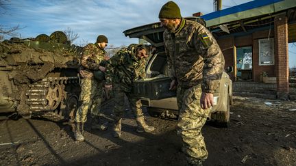 Des soldats ukrainiens déchargent des munitions à Bakhmout, dans la région de Donestk, le 11 décembre 2022. (CELESTINO ARCE / NURPHOTO / AFP)