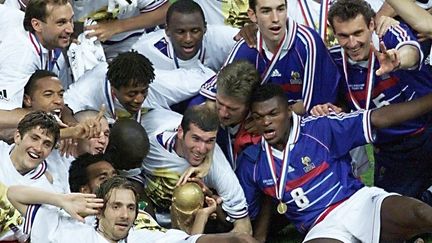 L'équipe de France de football célèbre sa victoire en finale de la Coupe du monde de football, le 12 juillet 1998. (PASCAL GEORGE / AFP)