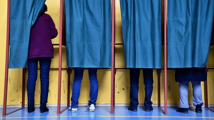 Des personnes votent pour le premier tour de l'élection présidentielle, le 10 avril 2022 à Ouroux-sur-Saône (Saône-et-Loire). (KETTY BEYONDAS / MAXPPP)