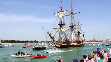 L'Hermione quitte le port de La Rochelle sous les yeux des  
 (Engueran Dubroca / AFP)