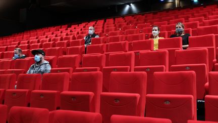 Des spectateurs avec leur masque de protection assistent à un film dans la salle du Relais Culturel de Thann dans le Haut-Rhin (photo d'illustration). (VINCENT VOEGTLIN / MAXPPP)