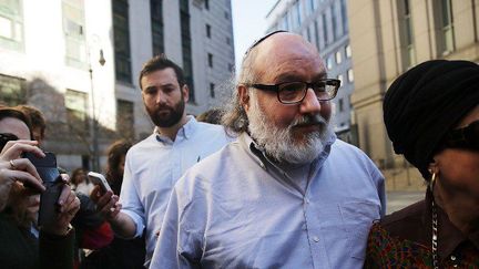 New York (Etat-Unis) le 20 novembre 2015. Jonathan Pollard, l'américain convaincu d'espionnage au profit d'Israël, quitte la cours de justice de New York qui vient de lui signifier sa libération après 30 ans de prison.
 (Spencer Platt/Getty Images/AFP)