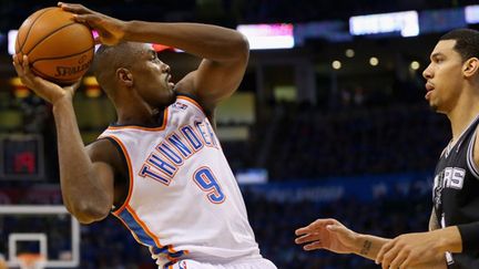 Serge Ibaka (Oklahoma) face à Danny Green (San Antonio) (RONALD MARTINEZ / GETTY IMAGES NORTH AMERICA)