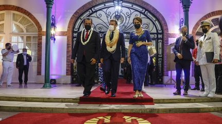 Emmanuel Macron avec le président Polynésien Edouard Fritch et son épouse Angeline Lehartel lors de la visite du chef de l'Etat français à Papeete le 27 juillet 2021. (LUDOVIC MARIN / AFP)