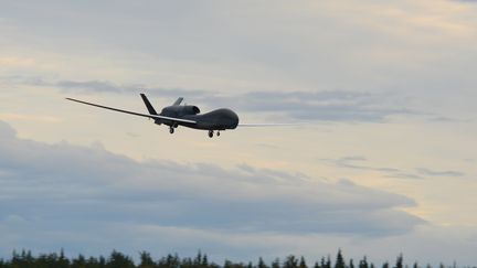 Un drone de surveillance américain dans l'Alaska (Etats-Unis), le 16 août 2018.&nbsp; (TRISTAN D. VIGLIANCO / US AIR FORCE / AFP)