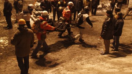 Des &eacute;quipes de secours &eacute;vacuent un bless&eacute;, &agrave; Kiev, le 23 janvier 2014. (VASILY FEDOSENKO / REUTERS)