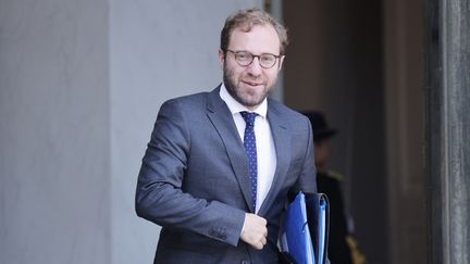 Le ministre de l'Economie, Antoine Armand, quitte le conseil des ministres hebdomadaire au palais présidentiel de l'Elysée à Paris, le 1er octobre 2024. (LUDOVIC MARIN / AFP)