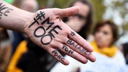 La main d'une manifestante lors d'un rassemblement contre le sexisme à Paris, le 29 octobre 2017.&nbsp; (BERTRAND GUAY / AFP)