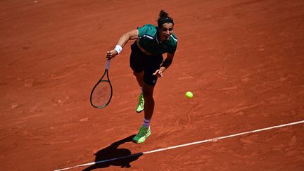 Le joueur français Pierre-Hugues Herbert lors de son match du 1er tour à Roland-Garros contre l'Italien Jannik Sinner, lundi 31 mai. (MARTIN BUREAU / AFP)