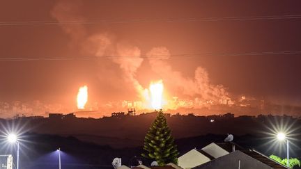 Des explosions dans la bande de Gaza, le 2 décembre 2023. (JOHN MACDOUGALL / AFP)