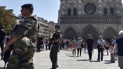 Voiture suspecte à Paris, l'enquête se poursuit