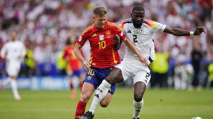 Dani Olmo affronte Antonio Rudiger lors du quart de finale de l'Euro 2024 entre l'Allemagne et l'Espagne, le vendredi 5 juillet. (SIPA USA/SIPA / SIPA)